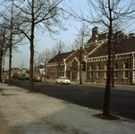 849200 Gezicht op een gedeelte van de Van Sypesteynkazerne (Leidseweg 22) te Utrecht, vanaf de Croeselaan.
